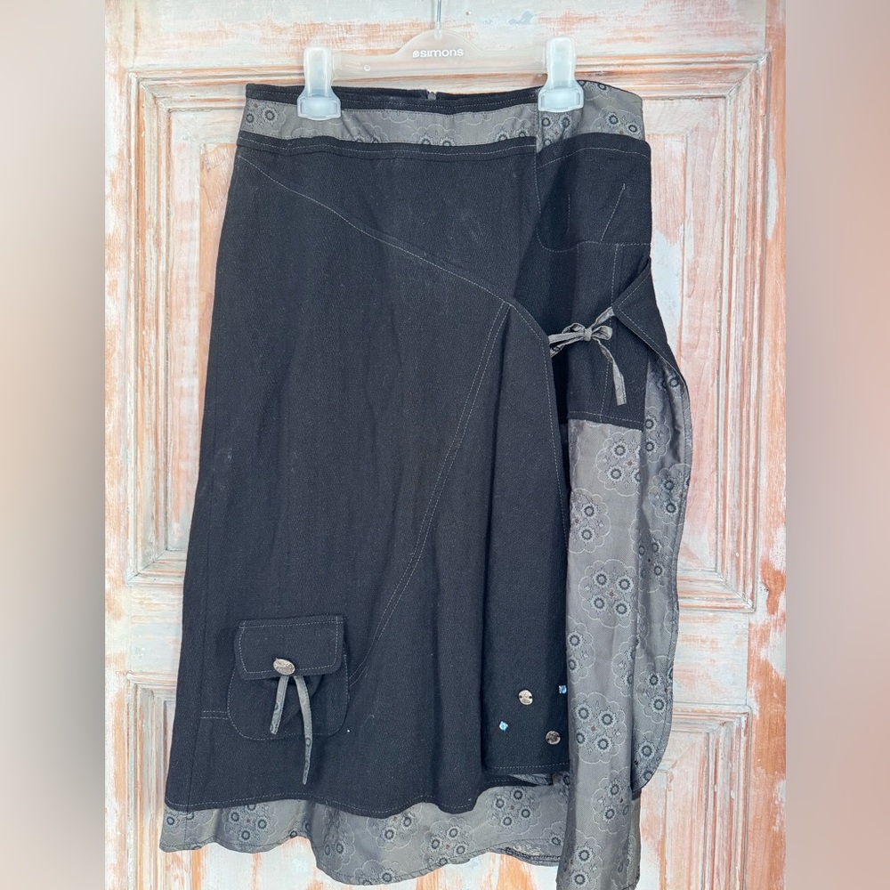French brand My Way stunning, unique & detailed black+silver grey midi skirt